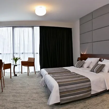 Priska Med Luxury Split
